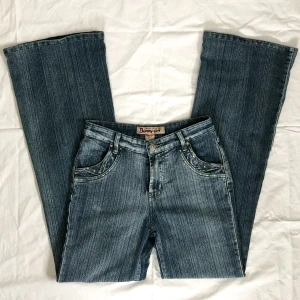 midwaist jeans - använd köp nu! midja:72+stretch innerben:82🫶 jag är 169 med w28 som referens PAKETPRIS VID KÖP AV FLERA SAKER