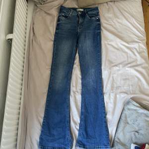 Supersnygga bootcut jeans från Ginatricot. De sitter snyggt men kommer aldrig till använding. 