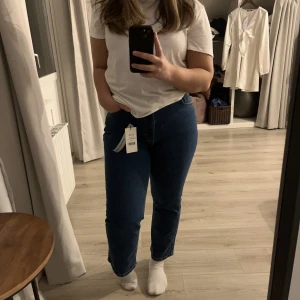 Jeans  - Mörkblå jeans från na-kd som är helt oanvänd. 