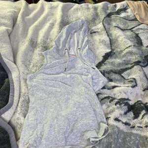 En luvtröja utan armar som är sval  - En grå luv tröja utan armar som passar bra till sommaren har använt 1 gång 