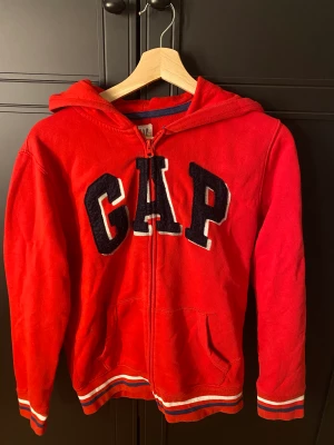 Gap hoodie - Gap hoodie i storlek kids XXL som omfattar ungefär xs-s. Skriv gärna om du har frågor och använd gärna köp nu!