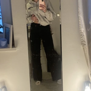 Svarta jeans - Ett par högmidjade svarta byxor som jag inte använt på ett tag. Sitter såhär på mig som en 36:a 🤩😍dom kan vara lite mer baggy på mindre storlekar :)