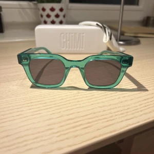 Aquafärgade Chimis 004 - Supersnygga aquafärgade solglasögon från chimi eyewear i modell 004! Sparsamt använda. Fodralskydd och duk från chimi medföljer. 🥰Nypris 999kr! 440kr +59kr frakt! Fraktar spårbart via PostNord!