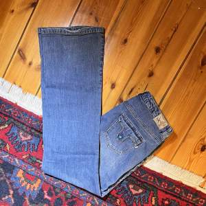 Blåa ARIZONA bootcut jeans men jättefina detaljer🤩 Innerbenslängd: 89cm Midjemått: 93cm