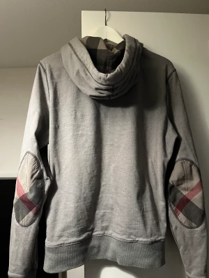 Burberry Hoodie - Burberry Brit hoodie i bra skick bortsett från slitet i snörhålet. Snöre fås med.