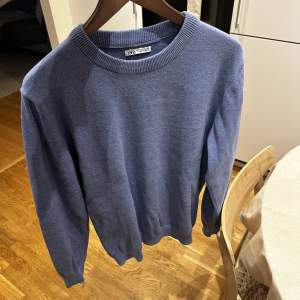 Fin blå stickad tröja från Zara i storlek M. Använd Max tre gånger.