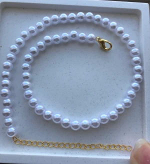 Halsband  - Oanvänt basic halsband, med vita glansiga fina pärlor. Det har förlängningskedja så det är justerbart i storleken! Frakten är postnord frimärke, 15kr. Postar snabbt och skickar postbevis om man vill ha det! 🫶🏻 