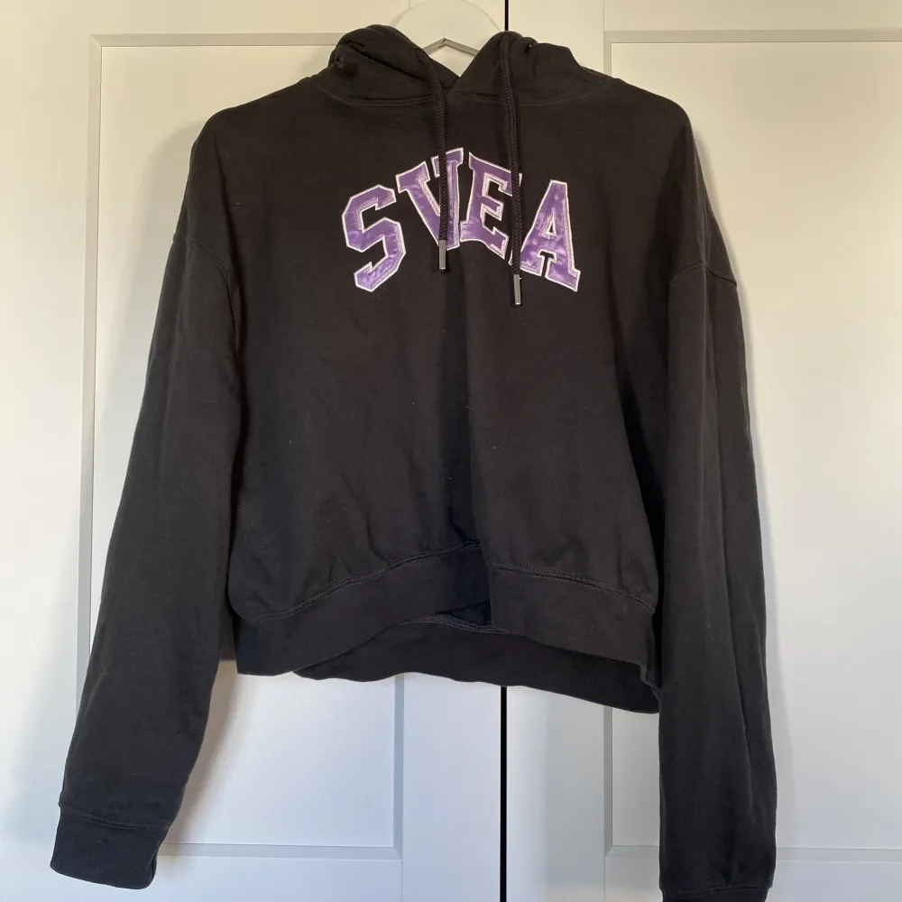 En hoodie av märket Svea. Använd men i mycket bra skick. Modellen är lite kortare i längden men ganska bred.  Kolla gärna in mitt Instagram konstigt där jag säljer handgjorda saker: @craftingtindra. Hoodies.