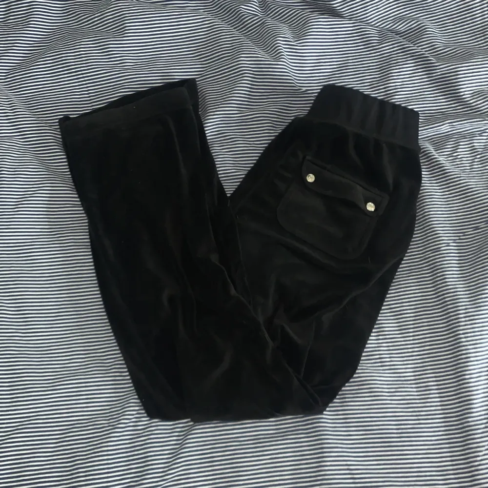 Säljer mina svarta juicy byxor i stl xs då jag inte gillar hur de ser ut på mig😊 (jag är osäker på frakten). Jeans & Byxor.