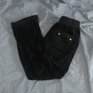 Säljer mina svarta juicy byxor i stl xs då jag inte gillar hur de ser ut på mig😊 (jag är osäker på frakten)