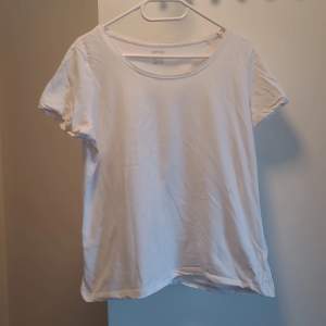 Size 44/46 white shirt, well used and in decent condition. Feel free to contact us in Swedish or English