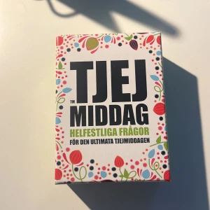 Tjej spel fest spel - En tjej spel som är perfekt till fester och tjejkvällar. 160 frågor och alla medföljer. 