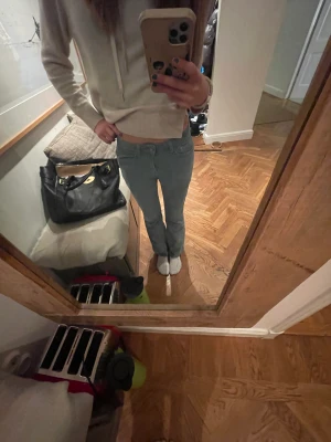 Skit coola manchesterjeans - Skit coola manchesterjeans i färgen grön de har tyvärr gått sönder lite på fickan men de har jag lagat! I storlek XXS-XS🥰🥰