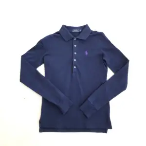 Äkta Ralph Lauren polo tröja i marinblått med lila märke💞!!! Riktigt snygg och i bra skick, aldrig använd, köpt för 599kr🫶🏻stl xs men passar även s!