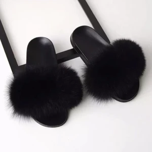 Päls tofflor - Tofflor med äkta & fluffig päls perfekt till sommaren eller semestern! Finns i flertal färger samt alla storlekar. Bild kan skickas i meddelande. Frakttid på ca 3 veckor! Säljs för endast 370kr INKL frakt! 