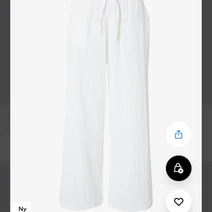 Söker vita linnebyxor från Gina  - !!! SÖKER !!! Ett par vita linnebyxor från Gina i storlek 32! Hör av dig om du har! 100-200kr! Helst!💕