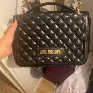 Väska från moschino, guldplätteringen är sliten men resten av väskan är väldigt fin, insidan är helt fläckfri. Nypris runt 4500kr