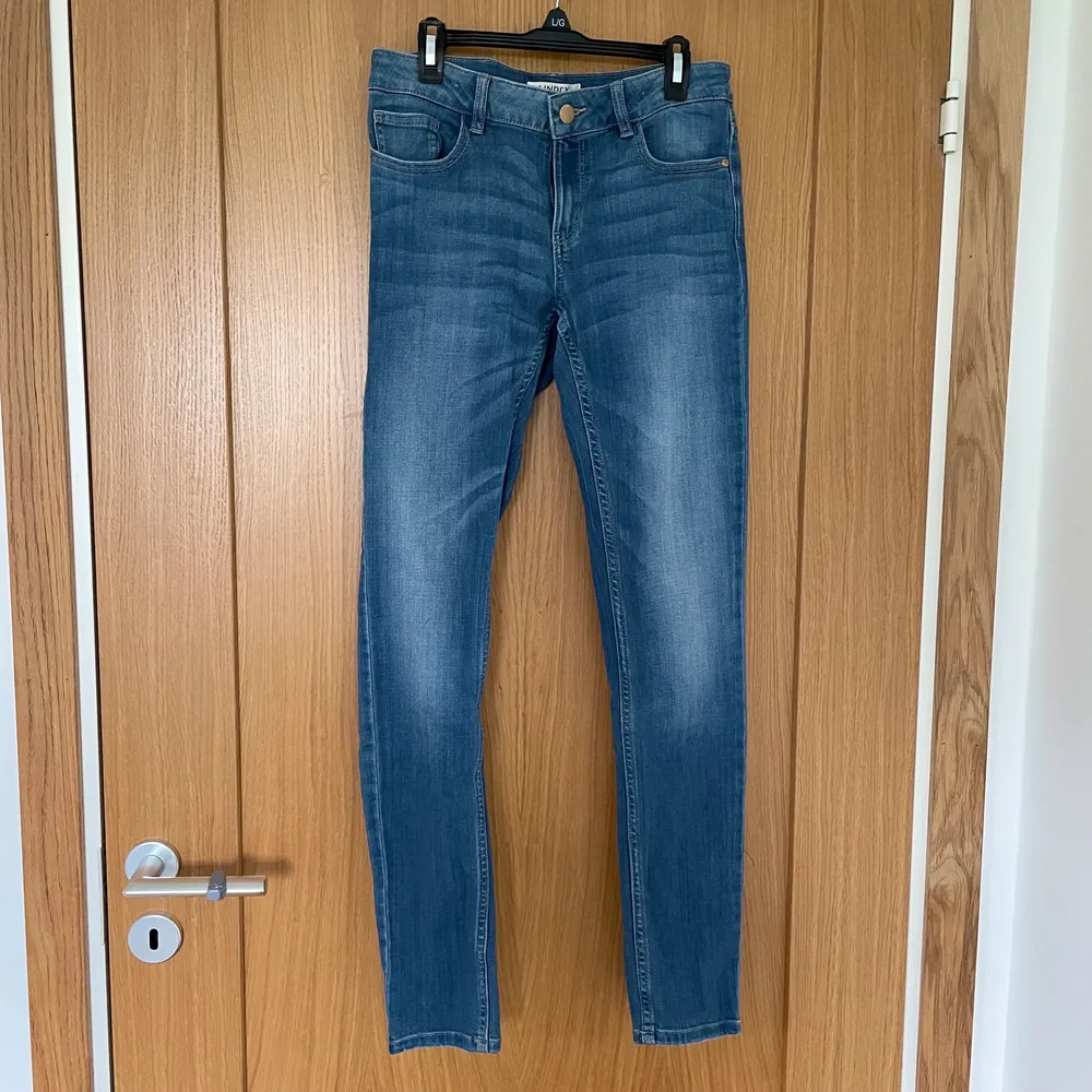 Ett par blå skinny jeans med mid waist. Passar storlek XS och S, jag är 169cm.  Använt få gånger, inga defekter💙. Jeans & Byxor.