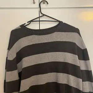 En grå randig sweatshirt från HM Vet inte orginalpriset, den är lite oversized