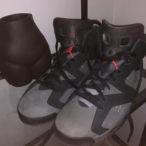 Jordans retro 6 Paris edition/ 46 - Used 3 times and fits perfectly with every outfit. One more thing I don’t have a receipt or a box for those shoes because I bought them a while back and I thought I didn’t need them because I loved them a lot but I only looked at them and was afraid to wear them.😄