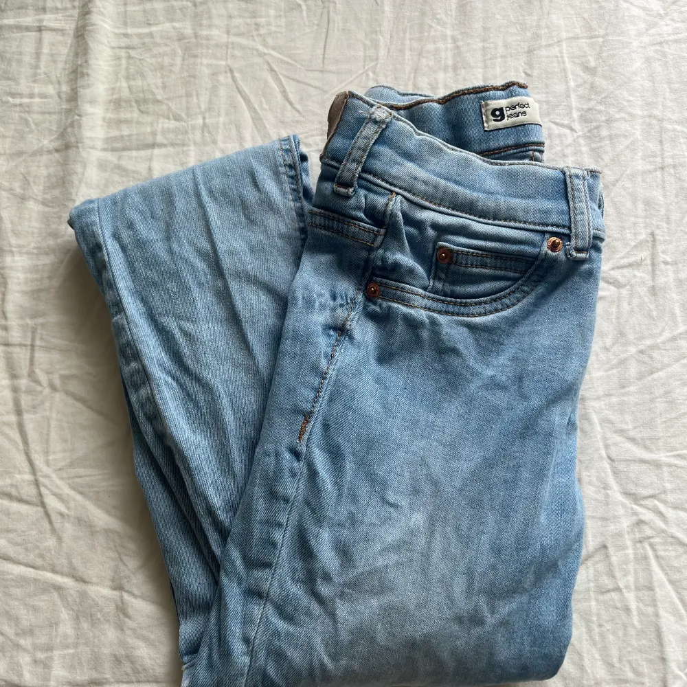 Ett par ljusblåa jeans som är försmå men så gott som nya behövs dock strykas då dem legat i en flyttkartong. Jeans & Byxor.