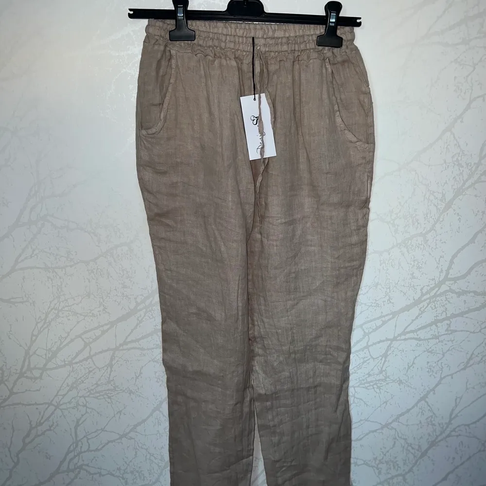 Byxor och skjorta från DesignBySi.  Helt oanvänt Byxor - S Skjorta - S 600kr för båda  . Jeans & Byxor.