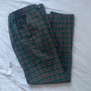 Kostymbyxor - Rutiga kostymbyxor mad tapeted leg och rissår i ryggen. Storlek S och innerbenslängd 74 cm. 