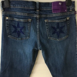 Victoria Beckham Jeans  - Victoria Beckham jeans Lågmidjade bootcut midjemått 43, innerbensmått 74. Kan skickas köparen betalar frakten kan mötas upp i Stockholm 