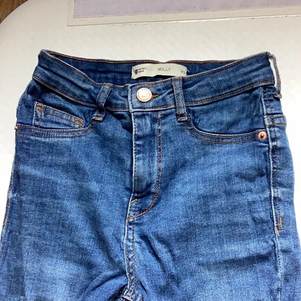 Gina tricot jeans. Dom till vänster har använts ett fåtal gånger och de paret till höger är oanvänt (endast provats i provrum). Köp båda för 120kr eller ett par för 70.. Jeans & Byxor.