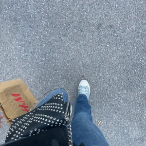 Zadig väska - Säljer min zadig väska. Har använt den ganska mycket men det syns inte då den inte är smutsig eller har några repor. Det är den lilla modellen, hittade inga bilder på internet:) Bandet går att ta av/byta. Har dustbag kvar och lapp:) Kan sälja billigare.