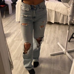 Jeans - Sparsamt använda Loose straight jeans med revor. Inga defekter eller fläckar