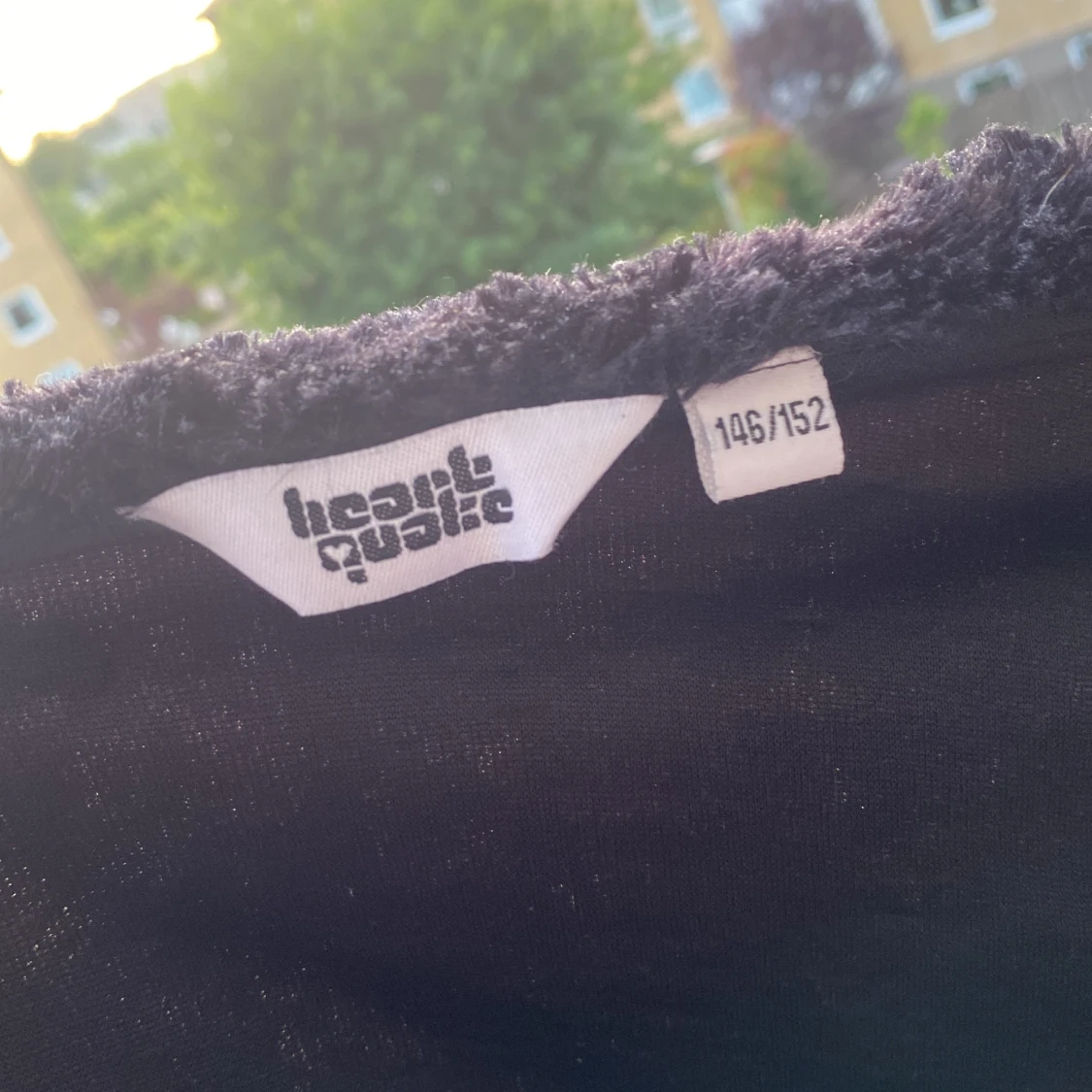 Svart lurvig tröja - 91