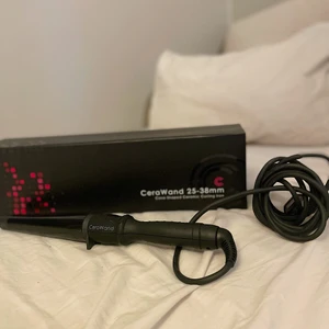 Locktång - Locktång från cerawand i nyskick. Nypris 549kr. Det är en bra locktång till bra pris jag säljer den då jag aldrig lockar håret. Frakt tillkommer på 66kr