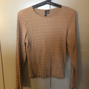 VERO MODA tröja  - En beige tröja ifrån Vero Moda, har inte användas eftersom den är lite för stor. Är i nyskick. Fråga så kan du får mer bilder om du vill veta mer om passform osv. 