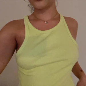 singlet top - en ribbad top som går ner till navlen, lite för stor på mig då jag vanligtvis har s på toppar