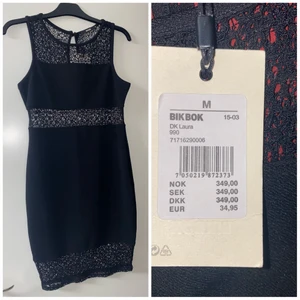 Klänning  - Svart klänning i storlek M