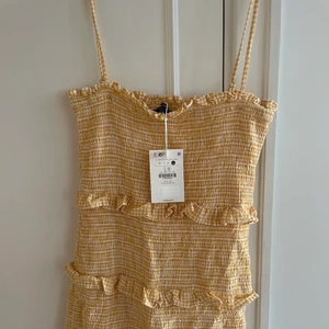 Sommarklänning bershka - Gul rutig sommarklänning från Bershka🌼 oanvänd med prislapp kvar