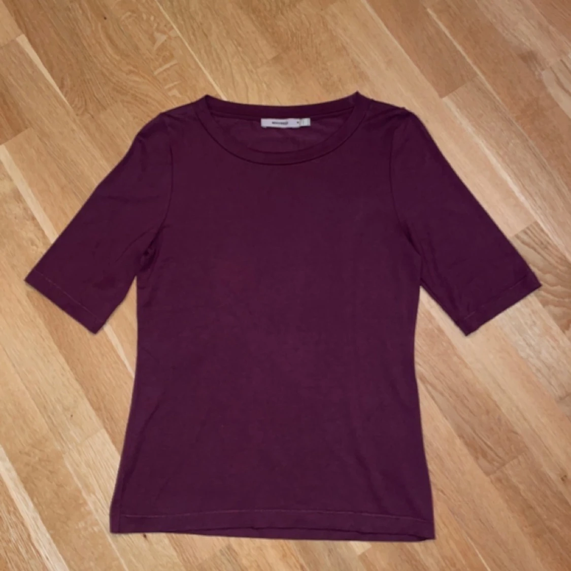 Whyred, vinröd T-shirt, M