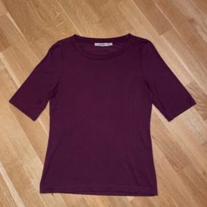 Whyred, vinröd T-shirt, M - Stilren vinröd T-shirt från Whyred. Fint skick, storlek M