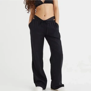 Hm linnebyxor - Linnebyxor från hm. Köpta på plick men var för korta för min smak. Så snygga och bekväma, låg midja och slutsålda på hemsidan samt butik. Buda eller köp direkt för 350kr + frakt 