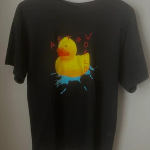 Travis Scott merch - Travis Scott merch köpt på Lollapalozza 2019.  Knappt använd men det finns en liten fläck som inte försvinner i tvätten.  Strl L men passar även mindre storlekar för en snygg oversized look.  Köparen står för frakt😇
