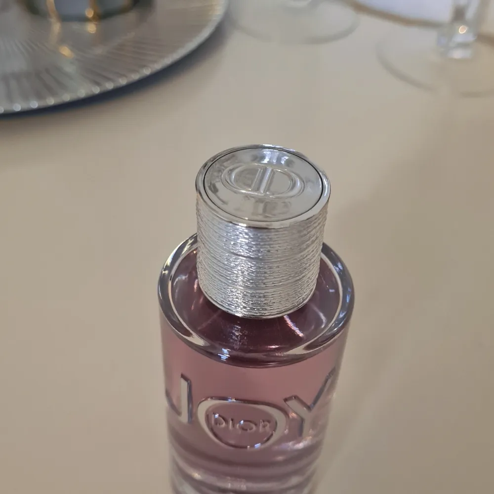 Hej! Joy by Dior parfym 90ml , då jag testade bara två gånger och doften inte passar för mig . Jag fick denna i present. Ny pris är 1545 kr i Kick. . Jag skickar alltid med postnord men jag tar inte ansvar.  . Övrigt.