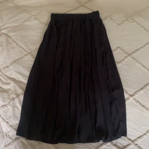 Plisserad kjol  - Svart plisserad kjol med gummiband i midjan. Storlek 34 #kjol