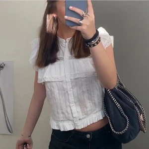 Zara blus - (Tryck inte på köp direkt) Säljer den populära somriga blusen ifrån zara som inte längre säljs. Säljer enbart vid bra bud.  KÖPAREN står för frakt. Skriv privat.(bilderna är lånade, skriv för fler bilder)