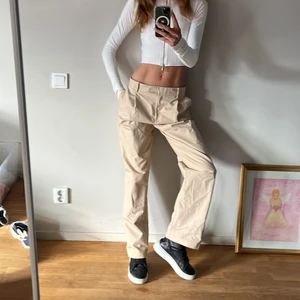 Beiga tyxbyxor - Fina låg/medium waist byxor ifrån Zara i storlek S. Jag är 178cm.