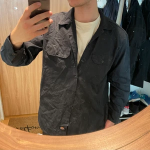 Dickies skjorta - Vintage dickies skjorta i L  Modellen är 186cm, normalbyggd och hade suttit perfekt på personen som är mellan 185-194  Finns likadan i marinblå