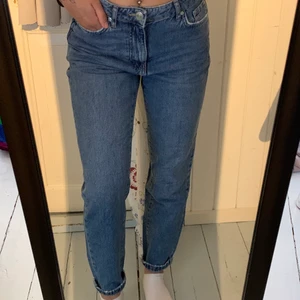 Momjeans  - Momjeans med slitna detaljer✨