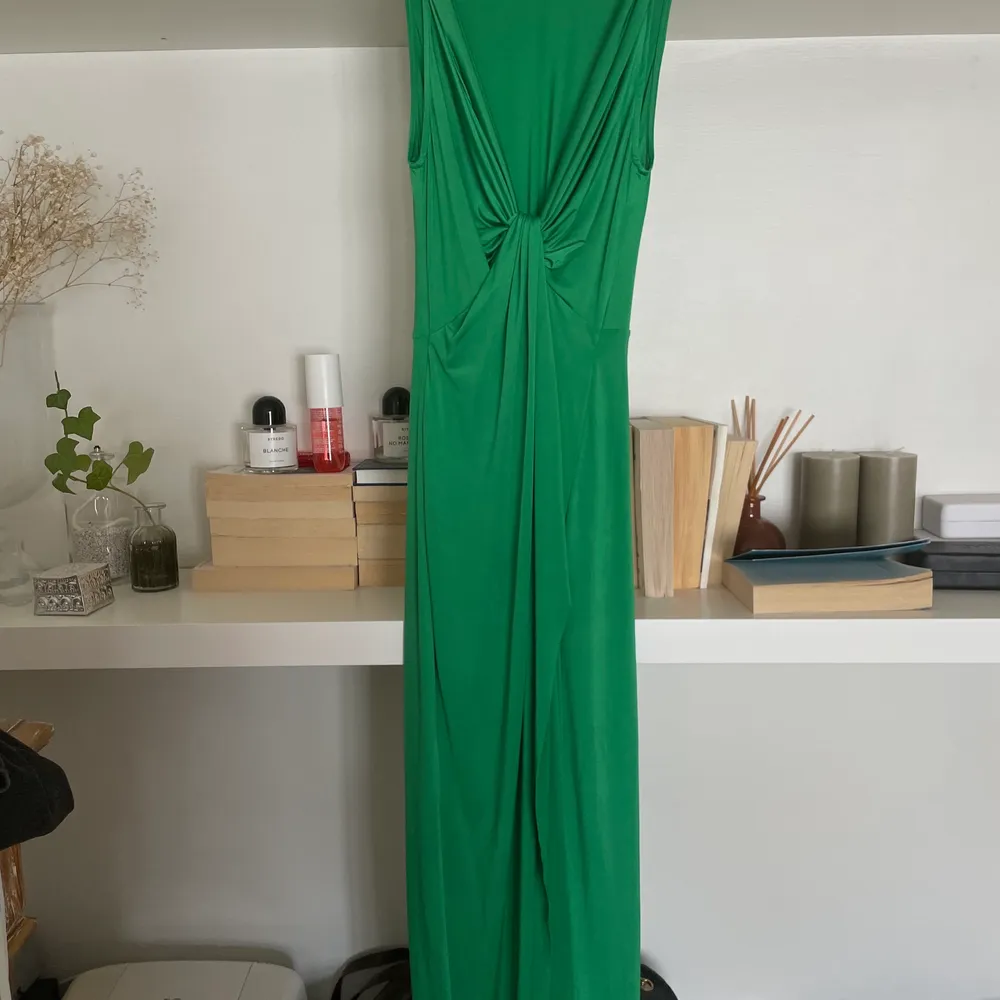 Grön klänning från zara med gulddetaljer. Klänningar.
