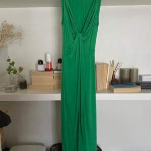Grön klänning från zara med gulddetaljer