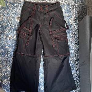 Svarta over size byxor med röda sömmar, väldigt bekväma och luftiga nu till sommaren. Det finns även en dragkedja lite längre ner en knäna, så att man kan göra dom till shorts!